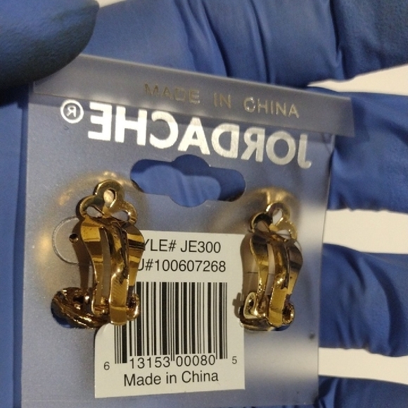 ✨ Regal Filigree Radiance: Jordache Gold-Tone Clip-On Earrings Sapphire Crystal - Picture 9 of 10